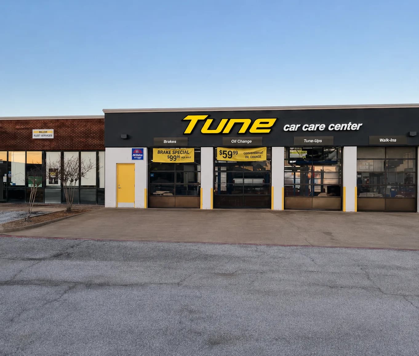 Fachada de Tune Car Care Center en Grapevine Highway, Hurst, Texas